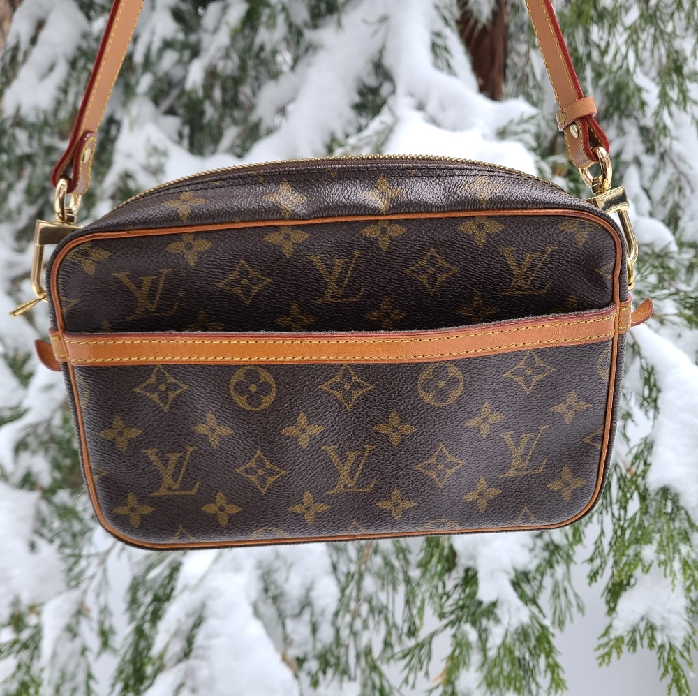 Authentic Louis Vuitton clutch crossbody ❤️